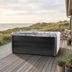 Comfortana Pro X3 Sommerhusspa 4-5 personer Odyssey - set forfra med klitter i baggrunden (Varenr. 61-997113 - 23468)